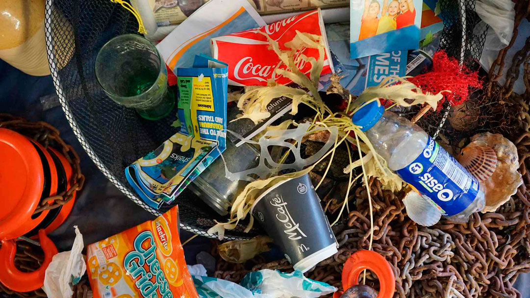 Botellas de plástico en el mar recuperadas para su reciclaje