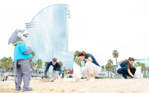 L’Aquàrium de Barcelona participe à une journée de nettoyage sur la plage de Sant Sebastià.