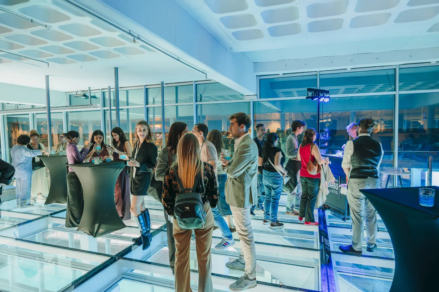 viewpoint espacio suelo cristal evento networking cocteles